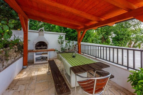 Patio, BBQ facilities, Garden