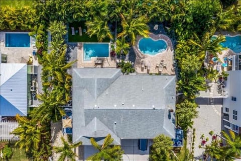 Property building, Bird's eye view, Swimming pool