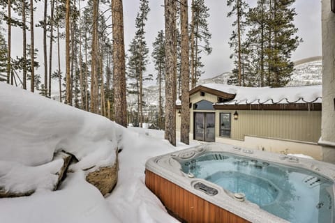 Vail Mountain Retreat with Hot Tub and Deck! Casa in Vail