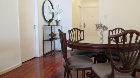Fabulous and Quiet Apartment+Balcony in Barrio Norte. Your easy access to Buenos Aires! Condominio in Buenos Aires