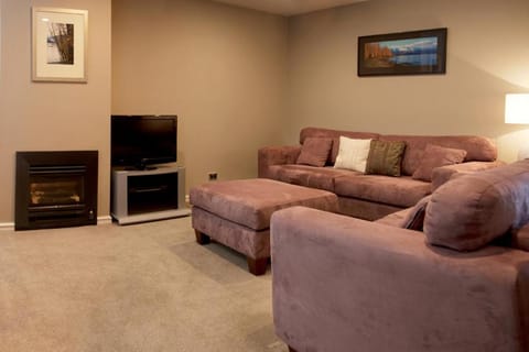 TV and multimedia, Living room, Seating area, flat iron