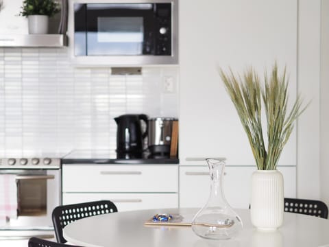 Kitchen or kitchenette, Dining area, minibar, pet friendly, stove