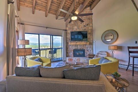 Modern Couples Condo with Loft and Wheeler Peak View! Copropriété in Angel Fire