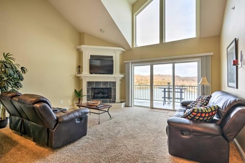 Waterfront Condo on Lake of the Ozarks with 2 Pools! Condominio in Ozark Mountains