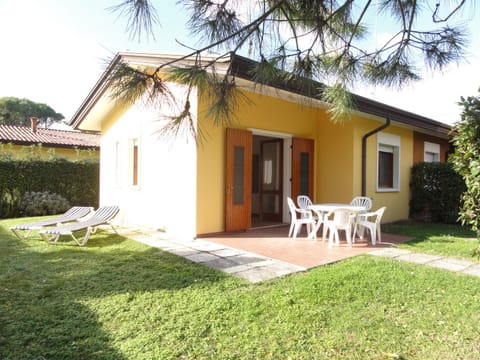 Property building, Patio, Facade/entrance, Garden