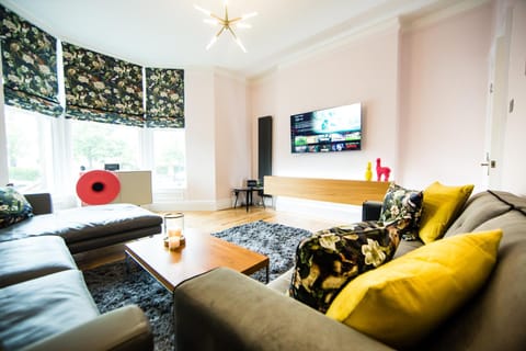 Maison Parfaite HG1 - 2 Luxury apartments with Parking Space - Near town centre Condo in Harrogate