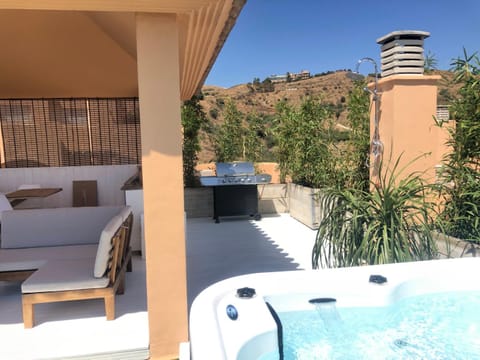 NEW: LUXURIOUS PENTHOUSE WITH JACUZZI & SEA VIEW Condo in Sitio de Calahonda