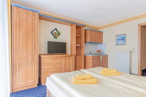 Bed, Kitchen or kitchenette, Photo of the whole room, Bedroom, wardrobe