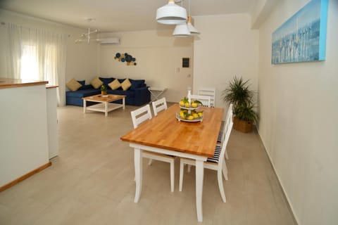 The Bluehouse - Spacious top floor flat with parking, by Mon Repos beach Eigentumswohnung in Corfu