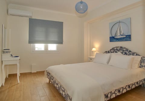 The Bluehouse - Spacious top floor flat with parking, by Mon Repos beach Condominio in Corfu