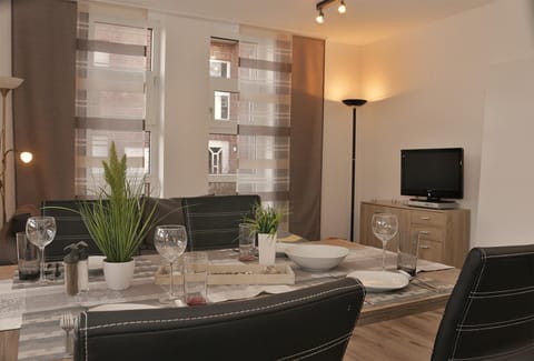 TV and multimedia, Living room, Seating area, Dining area