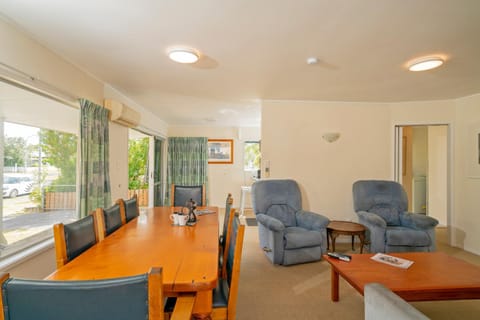 Park Drive - Whangamata Holiday Home House in Whangamatā