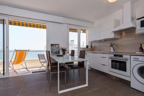 GORGEOUS APT with TERRACE, ELEVATOR, AC, FREE PARKING - Le Régis Apartment in Cagnes-sur-Mer