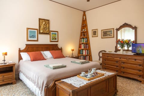 Bed, Library, Photo of the whole room, Bedroom