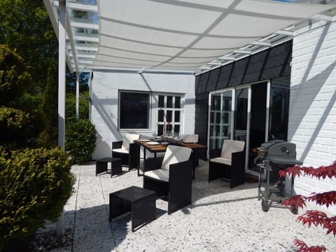 Wunderschoenes-freistehendes-Ferienhaus-an-der-See-Sauna-Strand-Yachthafen-WLAN House in Bruinisse