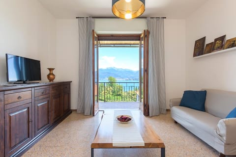 Casa Lilla - Lakeview Large Apartments With Garden Above Stresa Condo in Stresa