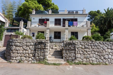 Property building, Garden, Balcony/Terrace