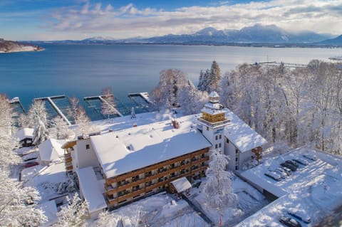 Property building, Nearby landmark, Natural landscape, Bird's eye view, Winter, Lake view, Mountain view