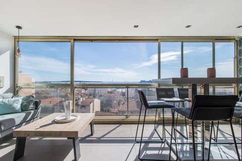 Admire Panoramic Ocean Views Through Walls of Windows Appartement in Cannes