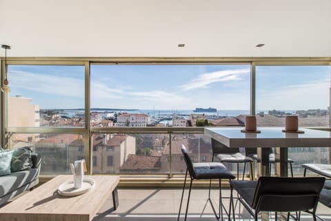 Admire Panoramic Ocean Views Through Walls of Windows Appartamento in Cannes