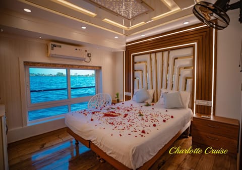 Charlotte Cruise House Boat Angelegtes Boot in Alappuzha