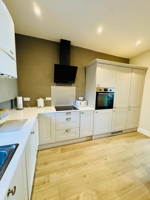 Coffee/tea facilities, dishwasher, microwave, oven, stove, toaster, washing machine, dryer