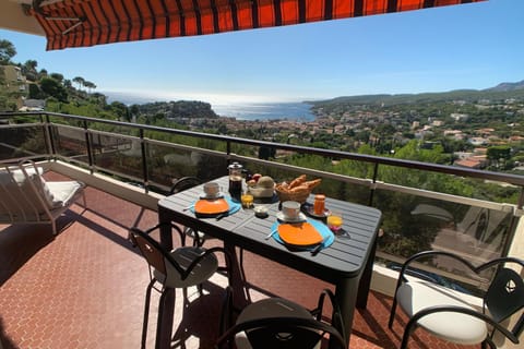 View (from property/room), Balcony/Terrace, Mountain view, Sea view