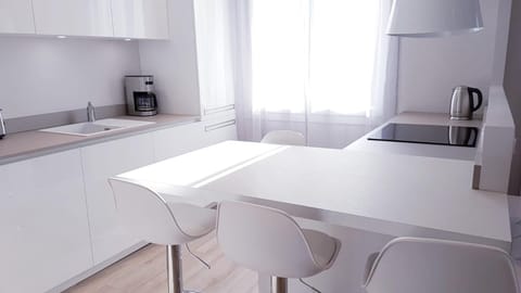 Coffee/tea facilities, Kitchen or kitchenette, Dining area