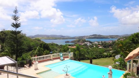 Maison de 2 chambres avec vue sur la mer piscine partagee et jardin clos a La Trinite a 2 km de la plage House in La Trinité