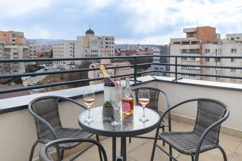 Balcony/Terrace, City view, Street view, Drinks