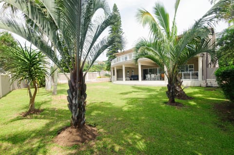 Property building, Garden, Photo of the whole room, Decorative detail, On site, Garden view, Family, Family