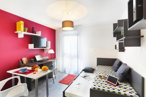 Communal lounge/ TV room, Bed, TV and multimedia, Kitchen or kitchenette, Living room, Photo of the whole room, Seating area, Dining area, Bedroom