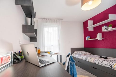 Bed, TV and multimedia, Kitchen or kitchenette, Photo of the whole room, Seating area, Dining area, Bedroom