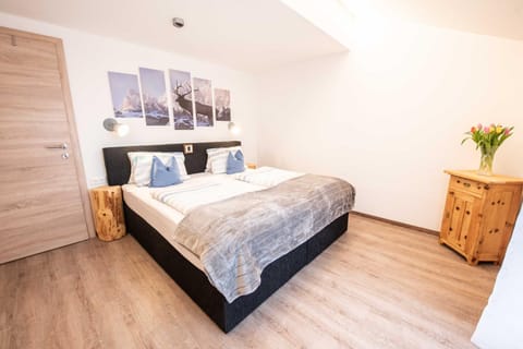 Bed, Photo of the whole room, Bedroom, Mountain view