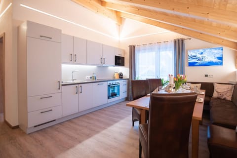 Patio, Natural landscape, On-site shops, Balcony/Terrace, Kitchen or kitchenette, Dining area, Mountain view, Supermarket/grocery shop