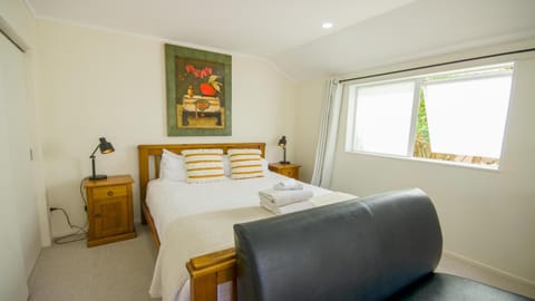 Beautiful and Bright Studio Apartment Botany Downs Apartment in Auckland