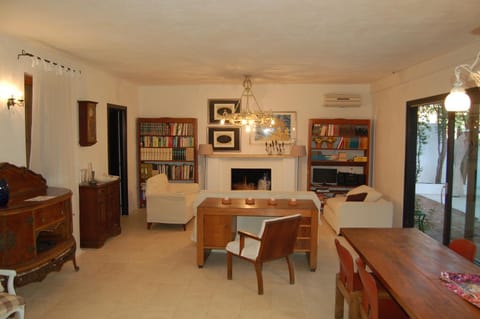 Library, TV and multimedia, Living room, Photo of the whole room, Seating area