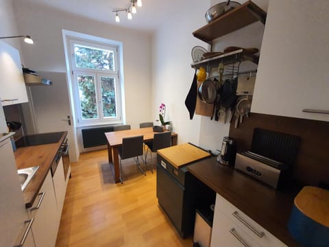 Kitchen or kitchenette, Communal kitchen