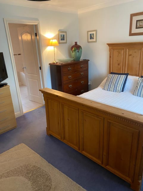 Beautiful private room with Kingsize bed and large private en-suite Vacation rental in Huntingdonshire District