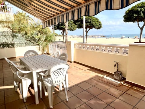 Casa cómoda delante de la playa con vista al mar House in Cambrils