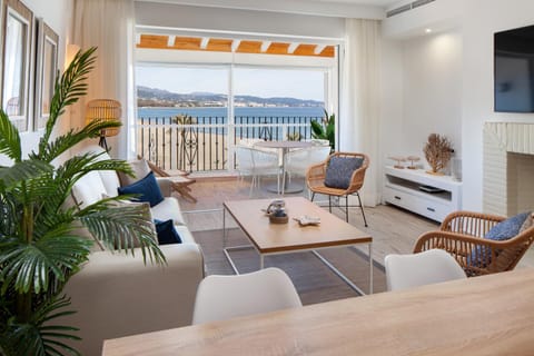 Day, Winter, Balcony/Terrace, Living room, Photo of the whole room, On site, Sea view