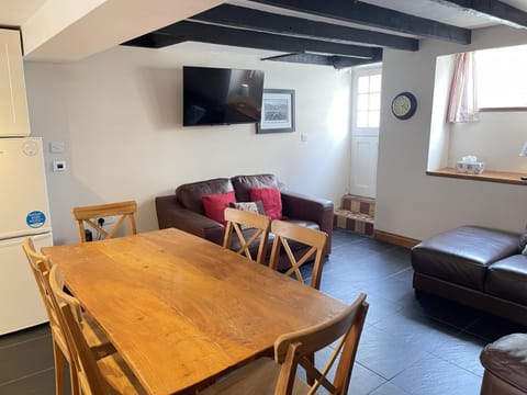 Property building, TV and multimedia, Kitchen or kitchenette, Living room, Seating area, Dining area