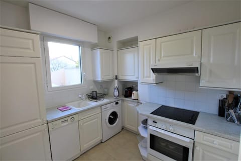 Kitchen or kitchenette, dishwasher, pet friendly, stove, toaster, washing machine