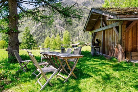 Warm & Cosy 3BR Chalet w/ Fireplace in Nature Chalet in Les Houches