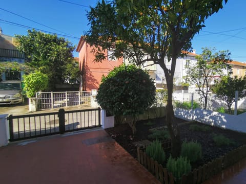 Property building, Facade/entrance, Garden