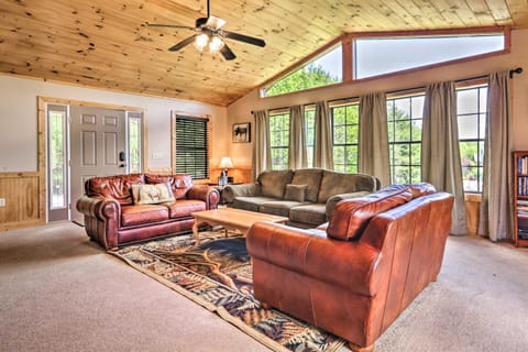 Log Cabin with Deck and Hot Tub 5 Mi to Dollywood! House in Pigeon Forge