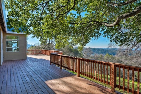 Peaceful Retreat with Hot Tub and Sierra Mtn Views! Haus in Calaveras County