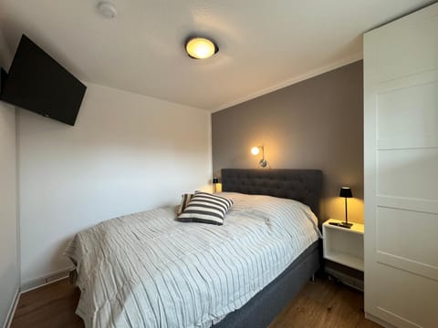 Bed, TV and multimedia, Bedroom