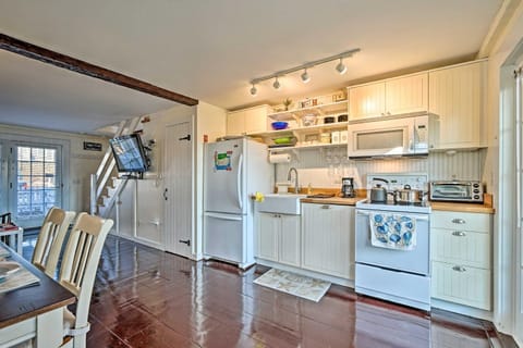 Cape Cod Casa with Ocean View and Pvt Beach Access Maison in Maushop Village
