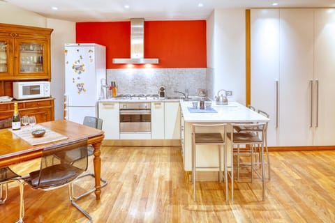 Kitchen or kitchenette, Dining area